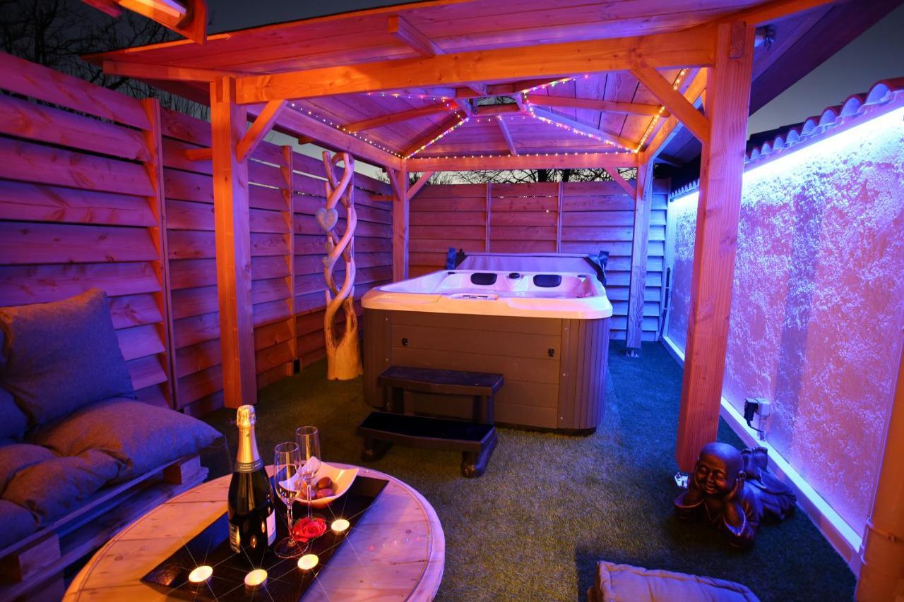 Lovina Chambre De Charme Avec Jaccuzi Velaux Bagian luar foto